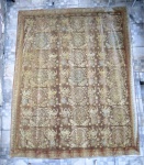 Tapeçaria oriental bordada, decorada com figuras de dromedários, aves e geométricos, paétes e espelhos. Apresenta desbotados. Vendida no estado. Med. 270 x 212 cm.