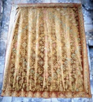 Tapeçaria oriental bordada, decorada com figuras de dromedários, pássaros, leões e geométricos, paétes e espelhos. Apresenta desbotados. Vendida no estado. Med. 267 x 212 cm.
