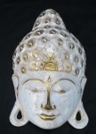 Mascara de parede em madeira representando Buda-Hindu, patinada em branco com dourados. Med. 31 x 19 x 8 cm.
