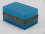 Belíssimo porta jóia retangular em opalina francesa Baccarat , em tom azul, guarnecida em bronze. Não marcada. Med. 5 x 10,5 x 7 cm.