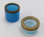 Dois (02) potes cilíndricos em opalina francesa Baccarat , em tom azul, guarnecida em bronze, . Não marcado. Medidas maior 5 x 5 cm, menor 3 x 6 cm diâmetro.