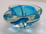 Elegante bowl de coleção confeccionado em vidro de Murano da década de 1950 , borda pinçada, moldada na cor azul. Med. 6 x 13 cm.
