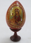 Icone ortodoxo russo em formato de ovo " Pessanká" em madeira com ´pintura Bizantina representando " Virgem Maria e o Menino Jesus". Med. total 10,5 cm com a base.