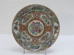 CIA DAS INDIAS- Antigo prato Cia das Indias, decoração família Rosa com figuras fitomórficas, ideogramas, florais e ricas dourações, Séc. XIX, antigo restauro ( colado). Med. 21 cm diâmetro.