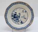 BARROS LOUREIRO & FILHOS- SAO CAETANO- Prato em faiança portuguesa, decorado ao centro com cenas de pagode, ao gosto oriental, na cor azul, bordas em guirlandas. Med. 23 cm diâmetro.