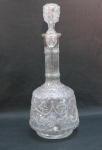Licoreira em vidro translúcido moldado com decoração em relevo de folhas e cachos de uvas, Med. 33 cm alt x 13 cm diâmetro.