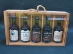 FERREIRA - Coleção com cinco garrafas de 5 ml do vinho Ferreira - em case de madeira com vidro.