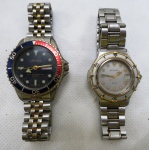 Dois (02) relógios de pulso sendo A) Michele 3 ATM water resistant quartz Japan novt.calendário, fundo rosqueado, pulseira aço, original. Med. 4 cm, b) Bucherer quartz water resistant swiss made calendário, fundo rosqueado, pulseira de aço original. Med. 3,8 cm. Ambos funcionando.