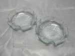 Lote de 2 petisqueiras redondas em vidro pintado. Medindo 13,5cm de diâmetro. Com leve bicado.