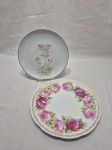 Lote de 2 pratos decorativos em porcelana floral. Medindo o maior 22cm de diâmetro.
