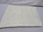 Toalha de mesa oval creme com estampa jacquard. Medindo 170cm x 130cm.
