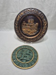 Lote de 2 pratos decorativos, medalhão em metal e resina. Medindo o maior 29cm de diâmetro.