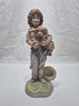 Linda escultura de menino com cachorro em resina com policromia, assinado. Medindo 25cm de altura.