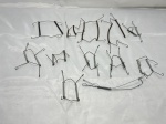 Lote de 12 aranhas para pendurar pratos decorativos.