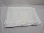 Linda toalha de mesa quadrada em tecido branco.  Medindo 260cm x 175cm. Com marcas de guardado.