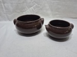 Par de bowls tipo caçarolas em porcelana marrom. Medindo o maior 16,5cm x 9,5cm de altura.