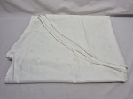 Toalha de mesa  oval branca com delicados detalhes. Medindo 220cm x 150cm.