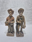 Linda par de esculturas de casal de idosos em resina com policromia. Medindo 18cm de altura.