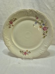 Prato de servir bolo em porcelana polonesa KPM floral com relevos e friso ouro. Medindo 32cm de diâmetro.