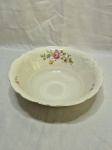Travessa redonda funda em porcelana polonesa KPM floral com relevos e friso ouro. Medindo 26,5cm x 8,5cm de altura.