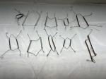 Lote de 10 aranhas para pendurar pratos decorativos.