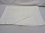 Toalha de mesa oval em algodão com discretos detalhes. Medindo 200cm x 130cm.