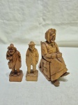 Conjunto de três miniaturas esculpidas em madeira de tons claros, representando figuras de camponeses em estilo clássico europeu. Medindo o maior 13,5cm de altura.