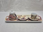 Lote de bandeja retangular com xícara e açucareiro em porcelana estampada. Medindo a bandeja 37cm x 15cm.