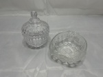 Lote de bowl e potiche em demicristal ricamente trabalhado. Medindo o cachepot 10,5cm x 12cm de altura.