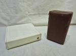 Lote de 2 caixas porta joia em madeira, revestida em couro sintético. Medindo o maior 20cm x 20cm x 6cm de altura.