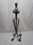 Lindo abajur em metal com patina marrom. Medindo 18cm x 18cm x 64cm de altura.