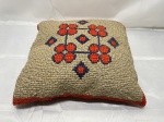 Linda almofada quadrada ao padrão tapeçaria com flores. Medindo 33cm x 33cm.