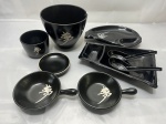 Conjunto de louça para culinária japonesa preta com detalhes em ideogramas prateados composto por tigelas, travessas de serviço, molheira e colheres estilo renge, em plástico duro e porcelana. Medindo o bowl 15cm x 12cm de altura.