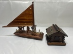 Lote de enfeite de barco veleiro e cofre na forma de casa em madeira. Medindo o barco 26cm x 8,5cm x 29cm de altura.