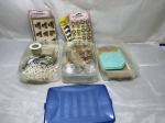 Lote de diversos itens para artesanato e caixas organizadoras. Medindo 24cm x 17cm x 19cm de altura.