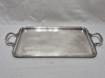 Bandeja retangular com 2 alças em prata 90 Wolff, modelo X. Medindo 34,5cm x 20cm x 42,5cm alça a alça.