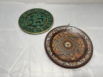Lote de 2 pratos decorativos, medalhão em cerâmica e resina. Medindo o maior 20cm de diâmetro.