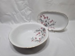 Jogo de 2 travessas, sendo uma redonda e uma oval em porcelana Beatriz floral com friso ouro. Medindo a maior 23cm x 7cm de altura, 22,5cm x 14,5cm.