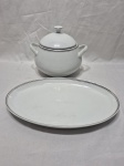 Jogo de sopeira e travessa oval rasa em porcelana Steatita friso prata. Medindo a sopeira 14,5cm x 13cm de altura.