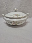 Linda sopeira redonda em porcelana Real, floral com friso ouro. Medindo 19cm x 10cm de altura.