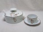 Sopeira redonda com 2 alças e tampa e molheira em porcelana Renner Medaillon, floral com friso prata. Medindo 21cm x 8,5cm de altura.