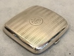 Cigarreira em prata inglesa contrastada, peso: 87,3 g, medindo: 8 cm x 8 cm