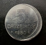 Moeda Brasileira, Erro de Cunhagem - Cunho Deslocado/BONÉ, Valor 5 Cruzeiros, Ano 1980, Aço Inox, Flor de Cunho.