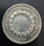 Moeda Brasileira, Série Cruzados, 2º Sistema Monetário, Valor 200 Reis, Ano 1835, Variante 4A, Escassa, Prata, Peso 4,5 g, Diâmetro 20 mm, Muito Bem Conservada.