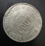 Moeda Brasileira, Erro de Cunhagem, REVERSO INCLINADO quase HORIZONTAL - CUNHO QUEBRADO em AMBOS os LADOS e DISCO FINO, Valor 2000 Reis, Ano 1907, Prata, Peso 18,8 g, Diâmetro 33 mm, Muito Bem Conservada.