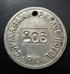 Objeto para Estudo, Chaveiro Identificador de Quarto, Hotel Copacabana Palace - Rio de Janeiro, Nº 206 - Localizado no Icônico Prédio Principal Construído nos Anos 20, Período Aproximado 1923 à 1930, Gestão Família Guinle, Metal Nobre - Prata (Certificada em Máquina de Teste), Peso 29,8 g, Diâmetro 42 mm, Muito Bem Conservada.