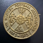 Medalha ou Broche Comemorativo, Centenário da Associação Escocesa de Futebol (SFA), Ano 1873/1973, Bronze Dourado, Flor de Cunho.