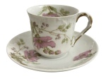 LIMOGES - Xícara para café e ou coleção e pires em pasta de porcelana francesa D & C (Limoges). Delicado conjunto em porcelana branca, decoração floral em tons de rosa e verde, com relevo suave e acabamento dourado na alça. Marca D & C France na base, produção de Limoges, final do séc. XIX / início do séc. XX. Peça elegante, ideal para coleção ou composição decorativa.