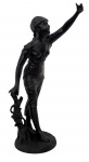 L. RENÉ - Escultura em petit bronze patinado representando figura feminina em postura clássica, braço elevado em gesto expressivo, apoiada sobre base orgânica. Assinada na base  L. René. Peça de estilo Art Nouveau, com boa modelagem e movimento. Meados séc. XIX. Mede 50 cm altura.