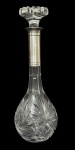 Garrafa Baccarat em cristal francês, corpo bojudo ricamente lapidado com motivos em estrela e gomos, gargalo de prata de lei facetado e tampa original. Peça de elegante presença, brilho intenso e acabamento refinado, típica da manufatura Baccarat. Perfeito estado.